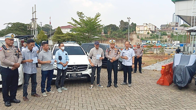 Polisi tilang rombongan Mercy hingga Alphard yang lawan arah di Tol Depok-Antasari. Foto: Dok. Istimewa
