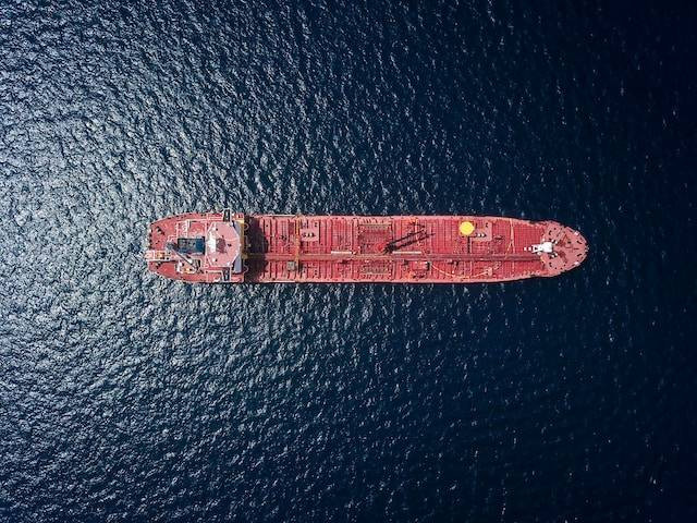 Ilustrasi contoh usaha technopreneurship di bidang manufaktur dan rekayasa konstruksi kapal. Foto: Unsplash/Shaah Shahidh