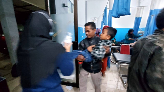 Penanganan murid SD di Bandung Barat yang keracunan. Foto: Dok. Istimewa