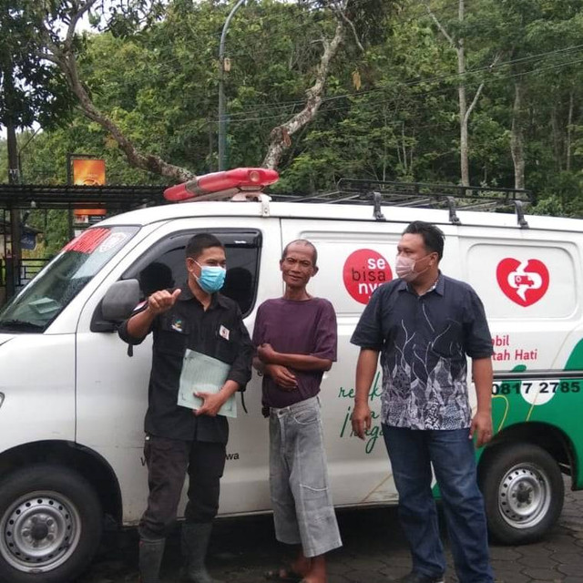 Kegiatan Mobil Patah Hati saat menjemput pasien gangguan jiwa. Foto: Dok. Mobil Patah Hati