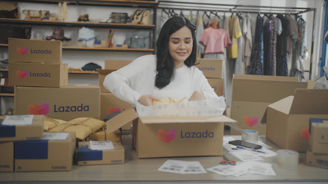 Ilustrasi pelaku UMKM membuka toko di Lazada. Foto: dok. Lazada