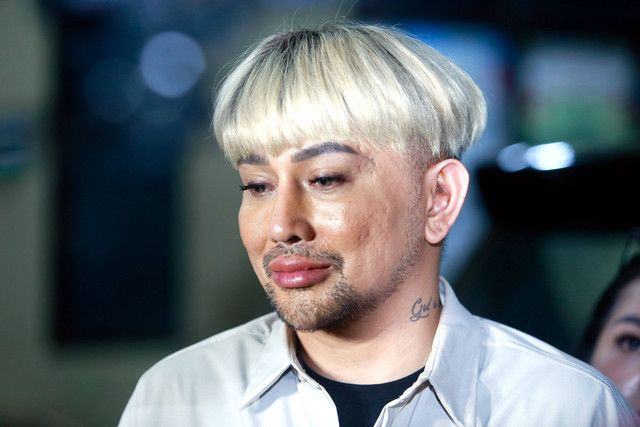 Presenter sekaligus fashion stylist, Caren Delano, bersama pengacara Sandy Arifin, mendatangi Polsek Setia Budi, Jakarta Selatan, Rabu (4/10/2023). Foto: Dok. Agus Apriyanto