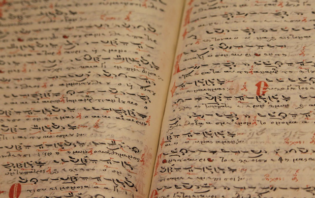 Ilustrasi Cara Menulis Bahasa Arab. Sumber: Pexels/Serinus