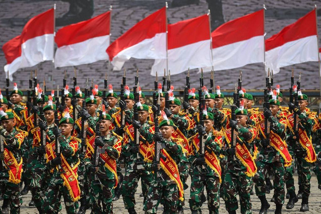 Sejumlah prajurit mengikuti gladi bersih Hari Ulang Tahun (HUT) ke-78 Tentara Nasional Indonesia (TNI) di Lapangan Silang Monumen Nasional (Monas), Gambir, Jakarta Pusat, Selasa (3/10). Foto: Aditya Pradana Putra/Antara Foto