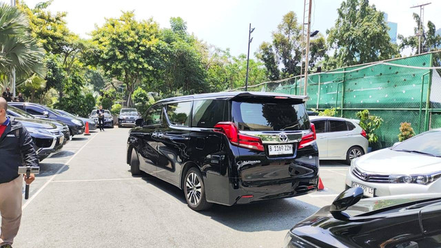 Mentan Syahrul Yasin Limpo tiba di Polda Metro Jaya, Kamis (5/10). Foto: Jonathan Devin/kumparan