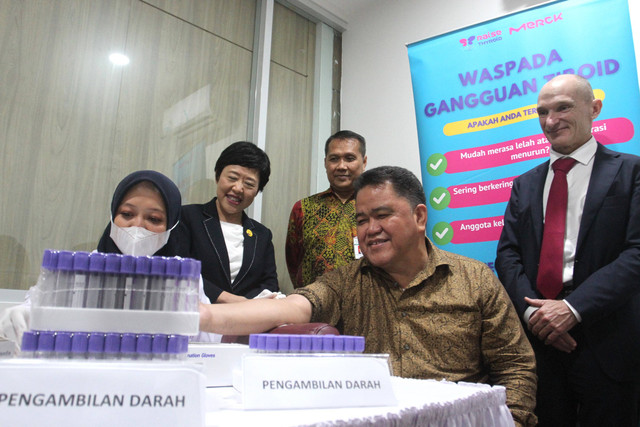 Merck Indonesia saat melakukan skrining gangguan tiroid. Foto: istimewa