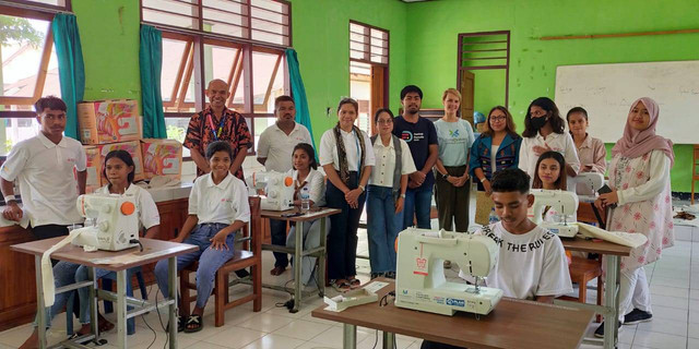 Tim Standard Chartered dan Plan Indonesia mengunjungi kelompok bisnis kriya Futuremakers di salah satu SLB Kupang, Nusa Tenggara Timur, Kamis (5/10). Foto: Yayasan Plan International Indonesia