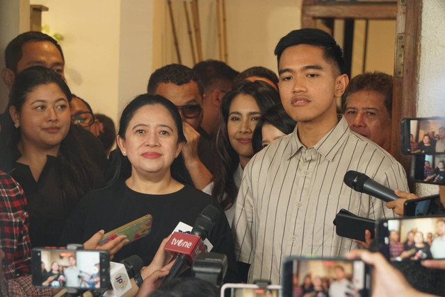 Ketum PSI Kaesang Pangarep bersama Ketua DPP PDIP Puan Maharani memberikan keterangan pers terkait pertemuan yang dilakukan di kawasan Menteng, Jakarta, Kamis (5/10/2023). Foto: Iqbal Firdaus/kumparan