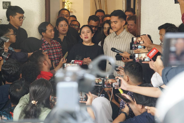 Ketum PSI Kaesang Pangarep bersama Ketua DPP PDIP Puan Maharani memberikan keterangan pers terkait  pertemuan yang dilakukan di kawasan Menteng, Jakarta, Kamis (5/10/2023). Foto: Iqbal Firdaus/kumparan