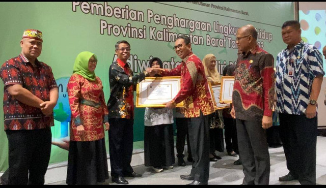 Kepala Sekolah SMAN 3Pontianak Menerima Penghargaan dari Plh Sekda Kalbar. Foto: Yulia Ramadhiyanti
