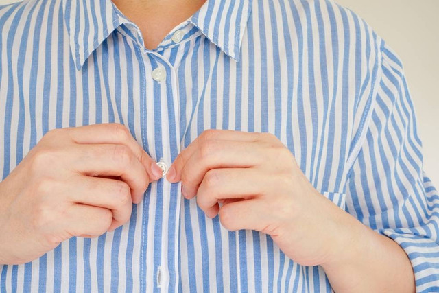 Ilustrasi kancing baju wanita. Foto: Lek in a BIG WORLD/Shutterstock