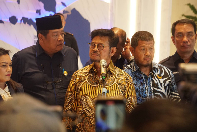 Mentan Syahrul Yasin Limpo memberikan keterangan kepada wartawan di NasDem Tower, Kamis (5/10/2023). Foto: Iqbal Firdaus/kumparan