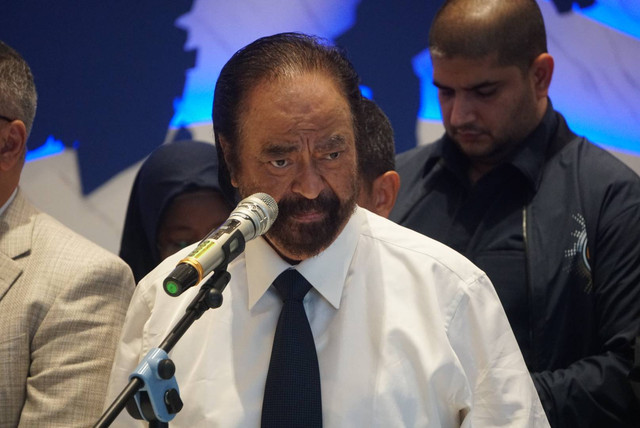 Ketua Umum Partai NasDem Surya Paloh memberikan keterangan pers terkait kasus korupsi Mentan Syahrul Yasin Limpo di NasDem Tower, Jakarta, Kamis (5/10). Foto: Iqbal Firdaus/kumparan