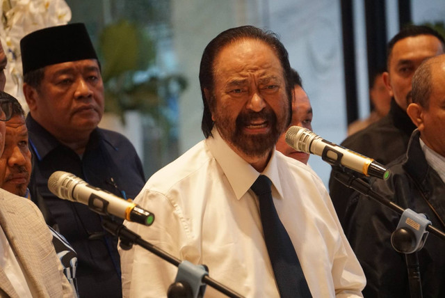 Ketua Umum Partai NasDem Surya Paloh memberikan keterangan pers terkait kasus korupsi Mentan Syahrul Yasin Limpo di NasDem Tower, Jakarta, Kamis (5/10). Foto: Iqbal Firdaus/kumparan