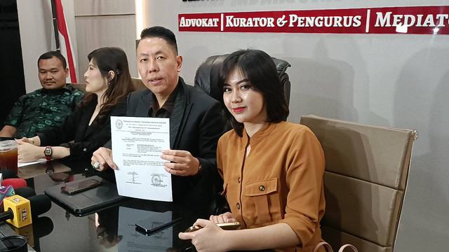 Arfita Dwi Putri dam kuasa hukum Henry Indraguna mengajukan banding usai hakim PN Tangerang menjatuhkan hak asuh anak kepada Yama Carlos, SCBD, Jakarta Selatan, Kamis (5/10/2023). Foto: Giovanni/kumparan