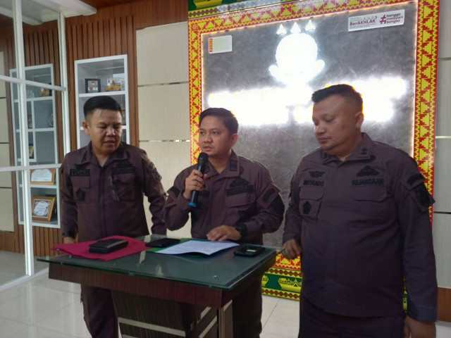 AKP Andri Gustami yang terlibat dalam jaringan gembong narkoba Fredy Pratama mulai dilimpahkan ke Kejaksaan Negeri (Kejari) Bandar Lampung. #publisherstory #lampunggeh