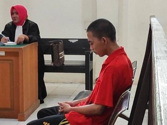 Pemuda di Palembang yang aniaya ibu kandungnya saat di persidangan. (ist)