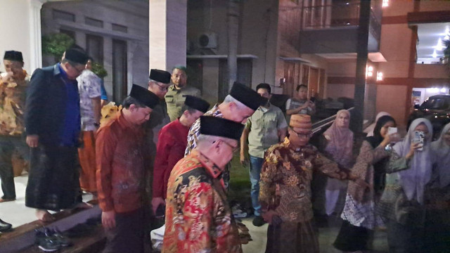 Bacapres Ganjar Pranowo salat isya berjemaah bersama eks Ketum PBNU Said Aqil di Ponpes Luhur Al-Tsaqafah, Kamis (5/10/2023). Foto: Annisa Thahira Madina/kumparan