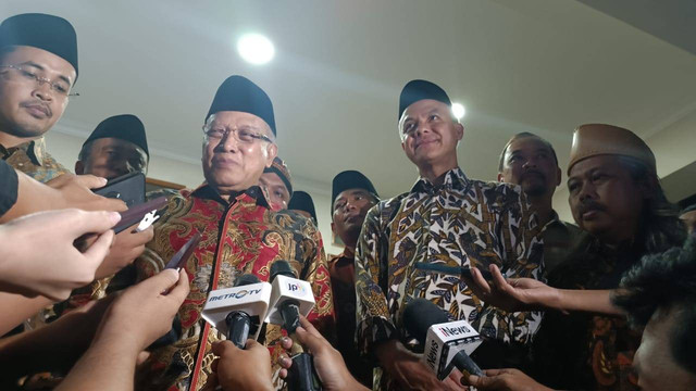 Bacapres Ganjar Pranowo bersama eks Ketum PBNU Said Aqil menyapa memberi keterangan kepada wartawan di Ponpes Luhur Al-Tsaqafah, Kamis (5/10/2023). Foto: Annisa Thahira Madina/kumparan