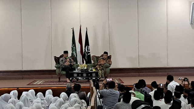 Bacapres Ganjar Pranowo bersama eks Ketum PBNU Said Aqil menyapa santri Ponpes Luhur Al-Tsaqafah, Kamis (5/10/2023). Foto: Annisa Thahira Madina/kumparan