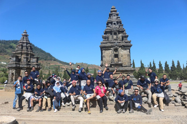 Wisatawan dengan latar belakang candi Arjuna, Dieng. Foto: koleksi pribadi