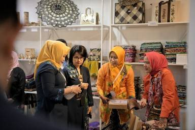 Ibu Negara, Iriana Joko Widodo (Jokowi), mengunjungi Kerabat Store Dewan Kerajinan Nasional Daerah (Dekranasda) Jabar. Foto: Istimewa
