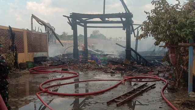 Petugas saat memadamkan api kebakaran rumah di Desa Senganten, Kecamatan Gondang, Kabupaten Bojonegoro, Jawa Timur. Kamis (05/10/2023). (Aset: Dok Istimewa)