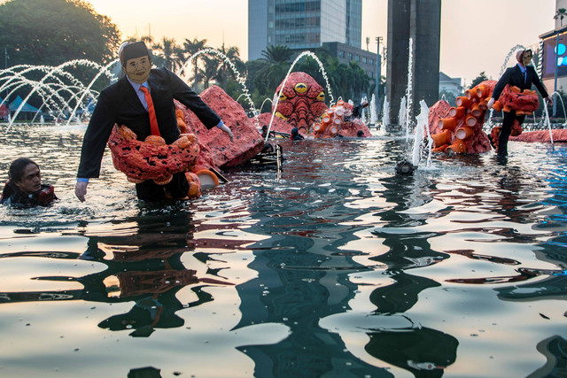 Sejumlah aktivis Greenpeace Indonesia membawa boneka gurita raksasa saat menggelar aksi kampanye tanpa oligarki di Bundaran Hotel Indonesia (HI), Jakarta, Jumat (6/10/2023). Foto: Muhammad Adimaja/ANTARA FOTO