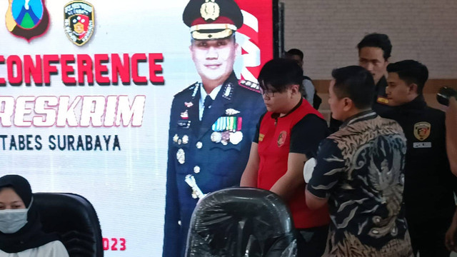 Polrestabes Surabaya menetapkan tersangka kepada Gregorius Ronald Tannur atas penganiayaan terhadap DSA yang tewas di apartemennya Jalan Puncak Indah Lontar, Surabaya, Jumat (6/10/2023). Foto: Farusma Okta Verdian/kumparan
