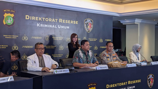 Jumpa pers terkait penemuan dua jenazah ibu dan anak di Cinere, Depok, Jawa Barat, Jumat (6/10/2023). Foto: Jonathan Devin/kumparan