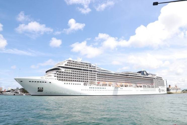 Kapal pesiar  MSC Magnifica membawa 3.000 penumpang dan kru bersandar di Pelabuhan Benoa, Denpasar, Bali, Selasa (4/4/2023). Foto: Pelindo Bali/HO/Antara