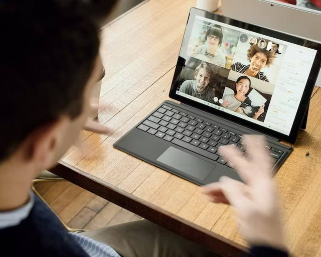 Ilustrasi Cara Memainkan OME TV. Foto: Unsplash/ Surface.