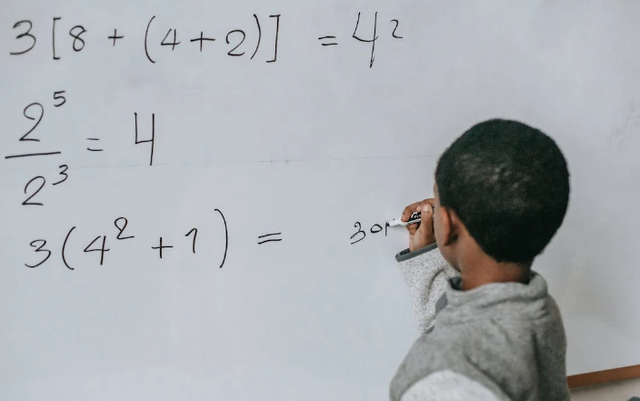 Ilustrasi Contoh Soal Pembagian Pecahan. Sumber: Pexels/Katerina Holmes