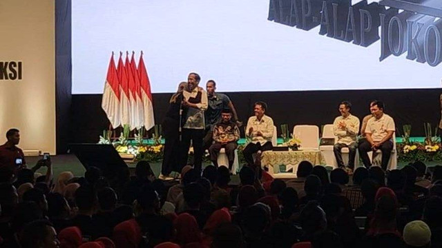 Momen Presiden Jokowi dipeluk relawan saat berikan kuis bagi-bagi sepeda. Foto: Paulina Herasmaranindar/kumparan