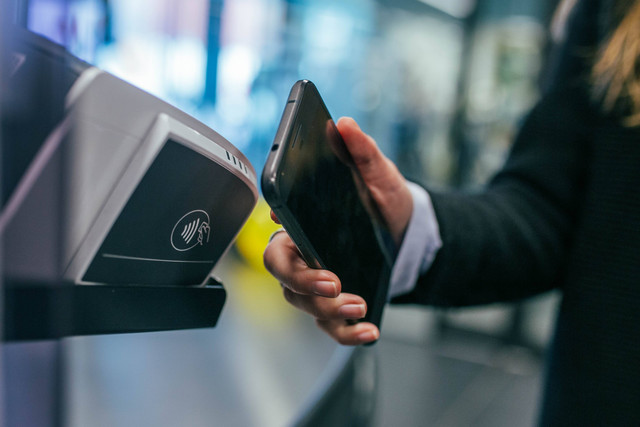 Ilustrasi Cara Pemakaian NFC di HP. Unsplash/Jonas Leupe