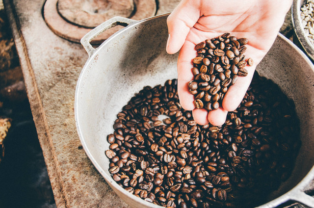 Cara Membuat Lulur Pemutih Badan Permanen dari Kopi. Foto: Unsplash/Milo Miloezger.