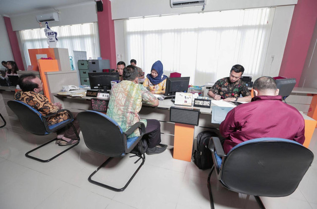 Suasana pelayanan publik kepada masyarakat. Foto: Shutterschock