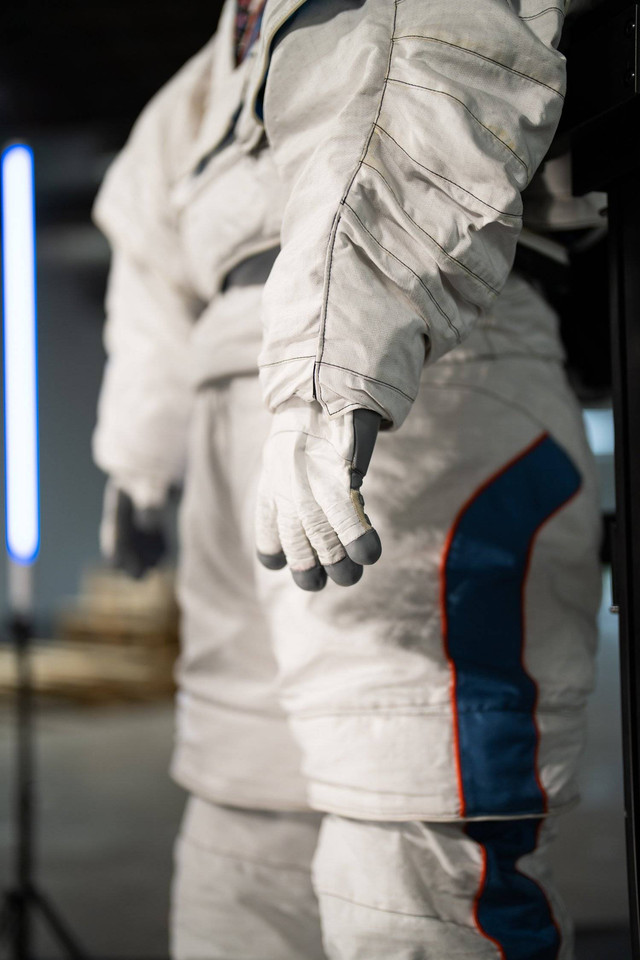 Pakaian antariksa Axiom Extravehicular Mobility Unit (AxEMU). Foto: Axiom Space