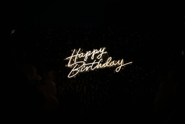 Ilustrasi Ucapan Sweet Seventeen untuk Teman, Sumber Unsplash Gift Habeshaw