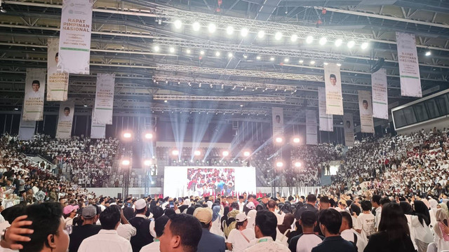 Presiden Jokowi disambut saat tiba di dalam Istora pada acara Rapimnas Samawi 2023, Sabtu (7/10/2023). Foto: Thomas Bosco/kumparan
