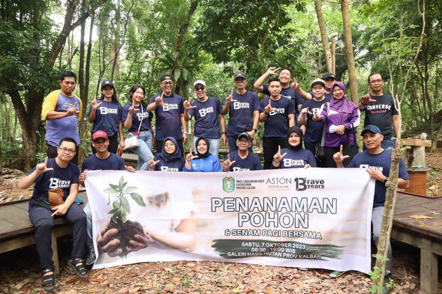 ASTON Hotel Pontianak Tanam 13 Bibit Pohon. Foto: Dok. ASTON Hotel Pontianak