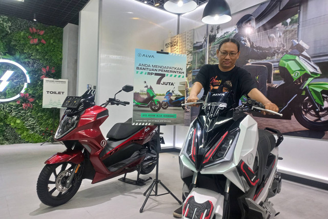 Salah satu warga Semarang saat melihat motor listrik ALVA. Foto: Intan Alliva Khansa/kumparan