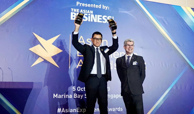 Dirut PLN, Darmawan Prasodjo menunjukan penghargaan yang telah diterimanya. Foto: dok. PLN