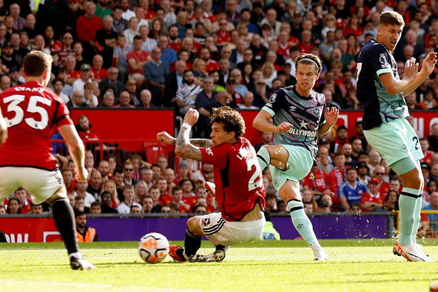 Pemain Brentford Mathias Jensen mencetak gol pertama mereka di Old Trafford, Manchester, Inggris, Sabtu (7/10/2023). Foto: Action Images via Reuters/Jason Cairnduff