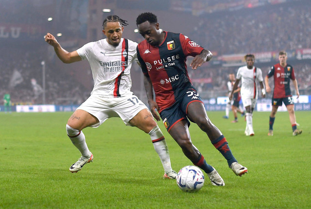 Noah Okafor (kiri) berduel dengan Ridgeciano Haps (kanan) saat AC Milan bertamu ke markas Genoa dalam pertandingan Liga Italia 2023/24 di Stadion Luigi Ferraris, Genoa, Italia, pada Minggu (8/10). Foto: Daniele Mascolo/Reuters