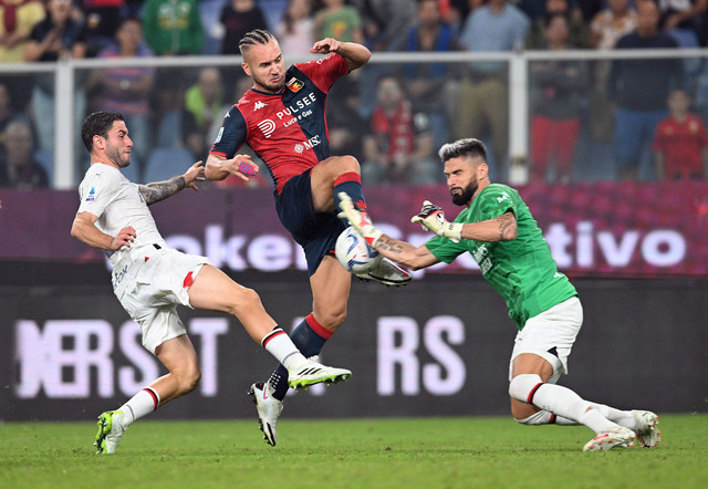 Olivier Giroud menjadi penjaga gawang menggantikan Mike Maignan dalam pertandingan Liga Italia 2023/24 antara Genoa vs AC Milan di Stadion Luigi Ferraris, Genoa, Italia, pada Minggu (8/10). Foto: Daniele Mascolo/Reuters