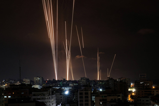 Roket yang ditembakkan militan Palestina dari Kota Gaza, Sabtu (7/10/2023).  Foto: MAHMUD HAMS/AFP
