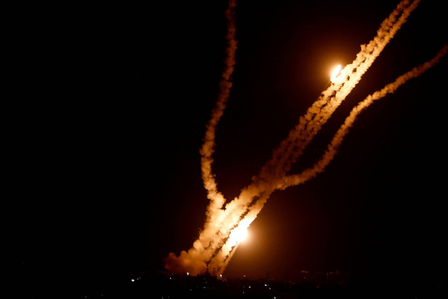 Roket ditembakkan dari Gaza menuju Israel, di Gaza, Sabtu (7/10/2023). Foto: Ibraheem Abu Mustafa/REUTERS