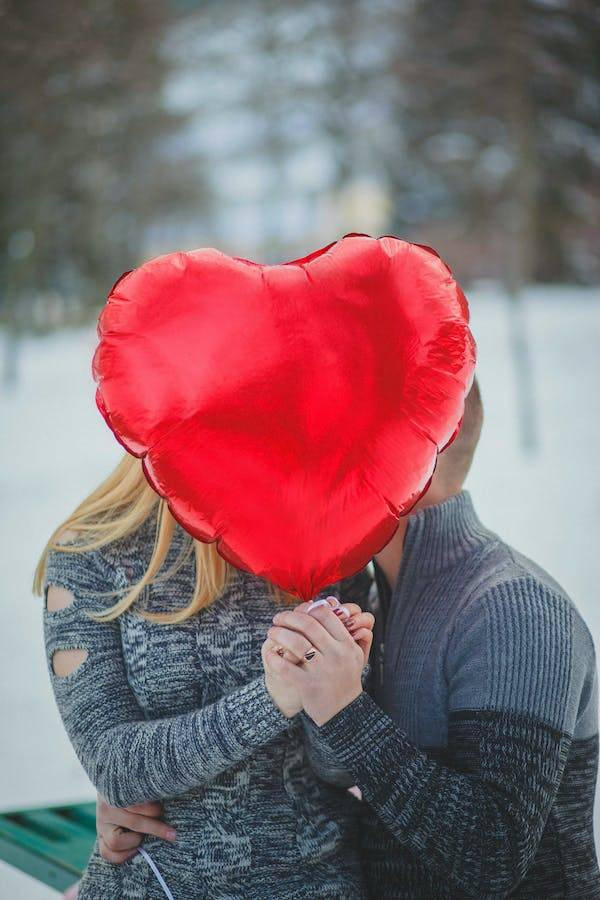 Fil fair play menceritakan antagonisme dua pasangan, Emily vs Luke yang telah bertunangan. Foto: https://www.pexels.com/