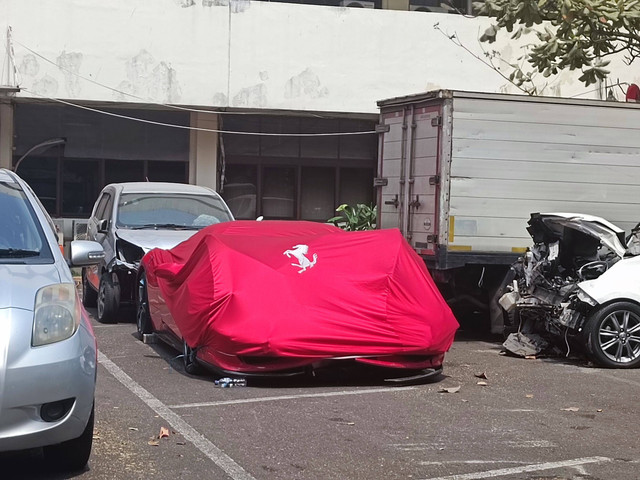 Mobil Ferrari terparkir di tengah-tengah mobil yang terlibat lakalantas di Subdit Gakkum, Tebet, Jakarta Selatan, Minggu (8/10/2023). Foto: Hedi/kumparan